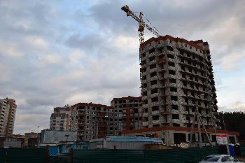 02.04.2015. Дом №2- начали делать остекление...