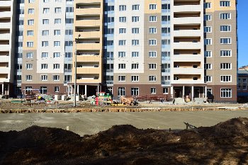 12.04.2015 Детская площадка у оживлённой дороги - это круто!