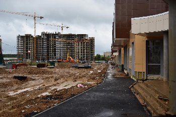 16.05.2015 Дом №12 практически отлит,до конца мая закончат,работают без выходных...семь секций корпусов за 10 месяцев - отличный темп!