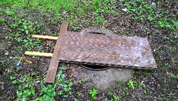 Люк закрыт частью какой-то мебели, видимо с близлежащей помойки притащили.