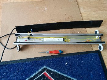 Аккуратно раскурочивал крышку.