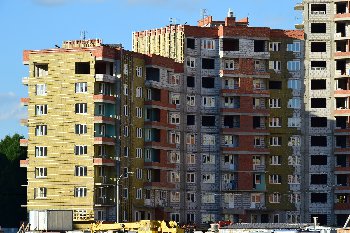 Дом №2. Пятую секцию каркасят,готовят к облицовке керамогранитом. 06.06.2015