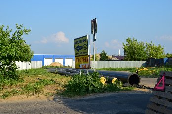 14.06.2015. ул.Курчатова 63, газовые трубы из полиэтилена низкого давления 450 мм,рядом водяная....