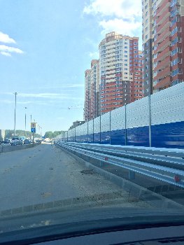 заборчик вдоль домов с дорожкой для пешеходов