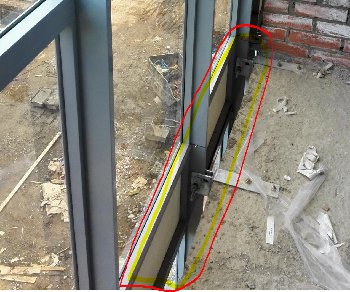 Щель между остеклением лоджии и перекрытием.JPG