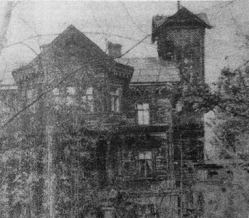 Этот дом принадлежал  цементного завода потомственному почетному гражданину С.М. Паутынскому. На даче были фонтаны, гроты. Укрошала дачу скульптура Бахуса. Начало ХХ века.