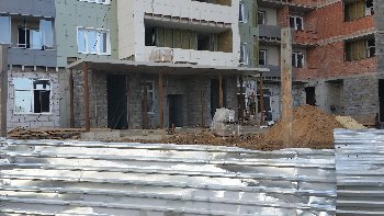 как видно на фото уже в третьем подъезде сделали козырёк