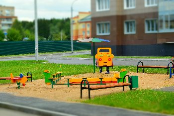 06.08.2015. Детская площадка между домами №13 и №15.