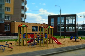 06.08.2015. Детская площадка между домами №13 и №15.