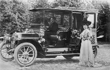 Елизавета Эмильевна Паутынская (урожд. Керкоф), жена директора цементного завода Московского акционерного общества, у своего автомобиля. 1910-е годы