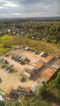 Вот сюда, за Сад7/3, на стоянке расположились строители