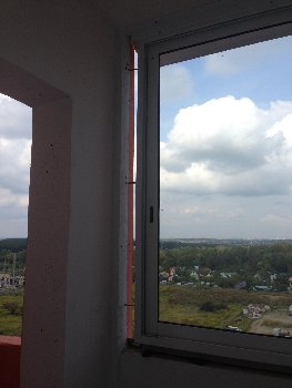 Вот скажите мне... Неужели нельзя было рамы по размерам сделать? Щели, что справа, что слева - по 4-5 сантиметров.