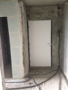 Вид на входную дверь от ванной комнаты.