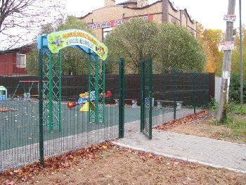 вход на площадку с помощью  ключа от  подъезда