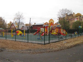 дети под присмотром и в безопасности ! чужой не войдет и дети на дорогу не выбегут!!!