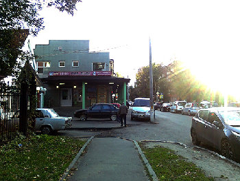 а это - напротив техникума им. Никулина - рядом с аптекой - там всегда стоят авто. по этой дороге всегда много колясок с детьми - мамы ходят в первую поликлинику, обходят колясочки с мамами эту САМОВОЛЬНУЮ ПАРКОВКУ прямо по проезжей части.