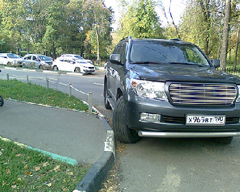 собственно - это тротуар вдоль госпиталя - ведь и стоянку сделали, ан нет - по стоянке вечером объезжают стоящую там пробочку, а машины все равно паркуют по карманам