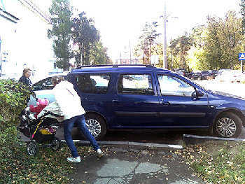 это место возле главного входа госпиталя - тут постоянно паркуются авто, вкупе с очень высоким паребриком пройти это место - сложный квэст..