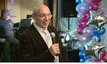 На заднем плане - певец Подольска Сергей Азаров.