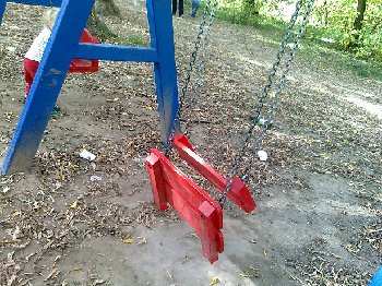 ОП-ПА, опять сломанные качели !! подольск - город ушлепских и грязных детских площадок.