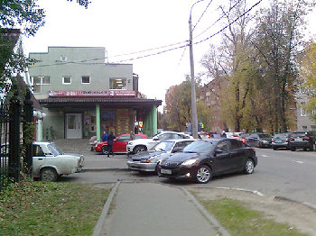 парковка мешает пешеходам.jpg