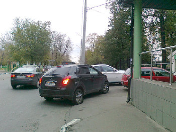 обратите внимание - КАК СТОЯТ ТРИ МАШИНЫ - ЧЕРНАЯ, КРАСНАЯ И БЕЛАЯ - НА КОЛЯСКЕ ТУТ НЕ ПРОЙТИ, ПРИХОДИТСЯ ОБЪЕЗЖАТЬ ПРЯМО ПО ПРОЕЗЖЕЙ ЧАСТИ..