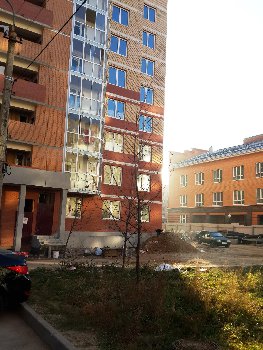 4 этаж окно рядом с балконом