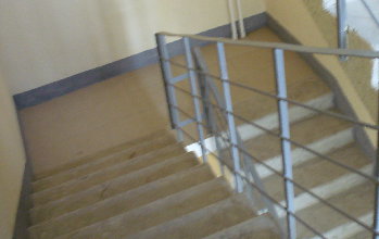 плитка нет на лестнице.jpg