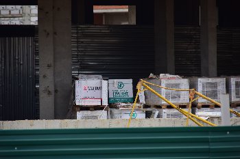 25.10.2015. Дом №2,завозят керамогранит для фасада.