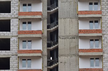 25.10.2015. Поставили ограждение пролётов пожарной- эвакуационной лестницы в секциях №1 и №2,дома №2.