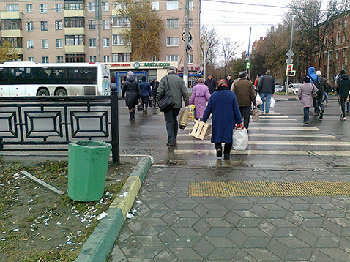 окурки-бычки -- сплошным ковром вокруг урн на Родине