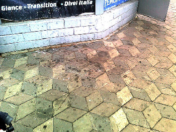 плитка заляпана жиром