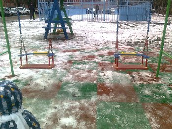 слякоть на детской площадке.jpg