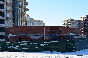 17.12.2015. Утепляют и обкладывают  кирпичом первый этаж храма Святого Владимира.