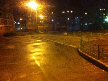 парковка  внутри двора пустая тк еще нет жильцов