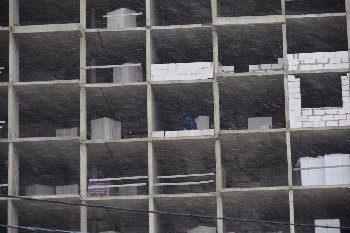 27.12.15. Дом №12 даже сегодня кладут наружные стены.