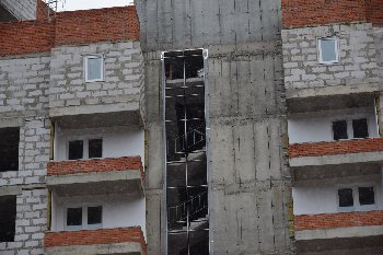 27.12.15. Дом№2. Заделали сопряжение стены фасада и профилем витражной конструкции в секции 4.