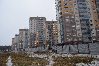 27.12.15. Сделали дырку в заборе,для удобства прохода со стороны ул.Циолковского.