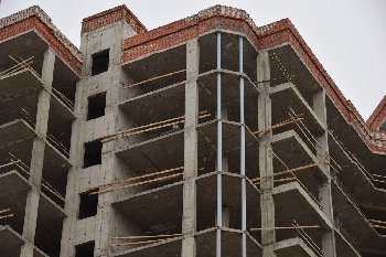 27.12.15. Дом№17. Смонтировали металлический каркас под остекление лоджий в однушках.