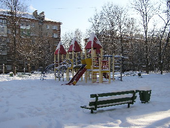 Детскую площадку в Климовске не чистят вообще