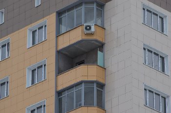 02.02.2016. А это сосед из дома №7,лоджию утепляет.