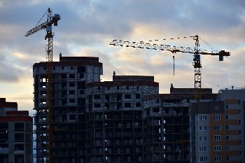 06.02.2016. Дом №17, на всех трёх секциях делают наружные стены.