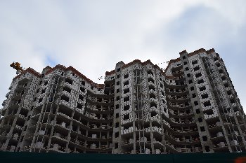 20.02.2016. Дом №17. Выкладывают наружные стены сразу в трёх секциях.