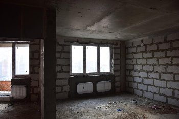 Вид от прихожей в зал и кухню.