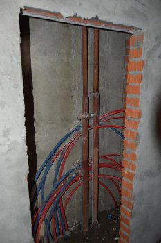 Здесь будет поквартирная гребёнка отопления со счётчиками.