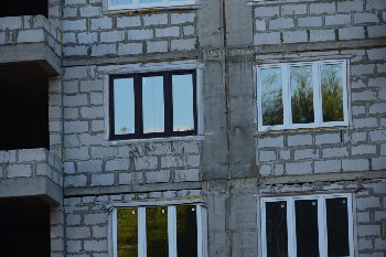 20.04.2016. Что это может быть? 999 окон белые,а одно тёмное...