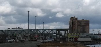 Переход через дорогу между Весенним и Леруа