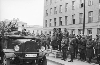 Bundesarchiv_Bild_101I-121-0011A-23,_Polen,_Siegesparade,_Guderian,_Kriwoschein.jpg