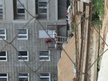 Работал высотник, утеплял щели