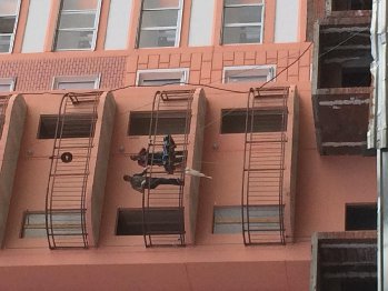 Работяги поднимали материал на лебедке